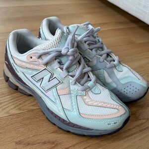 New Balance 1906U  Men’s 7 / Women’s 8.5